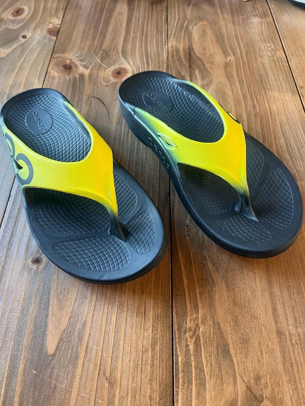 OOFOS OOriginal Recovery Thong Sandals Black/Yellow Men's 9 Women's 11